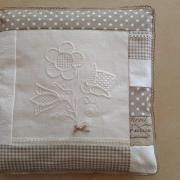 Coussin brodé d'un bouquet en Schwalm, blanc/taupe
