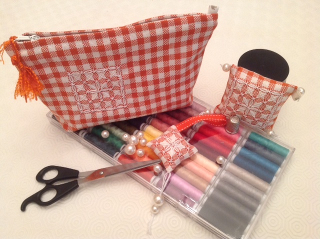 Trousse, pique-épingles et coussinet ciseaux de brodeuse