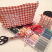 Trousse, pique-épingles et coussinet ciseaux de brodeuse