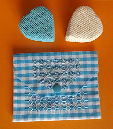 Pochette broderie suisse. 11 €.