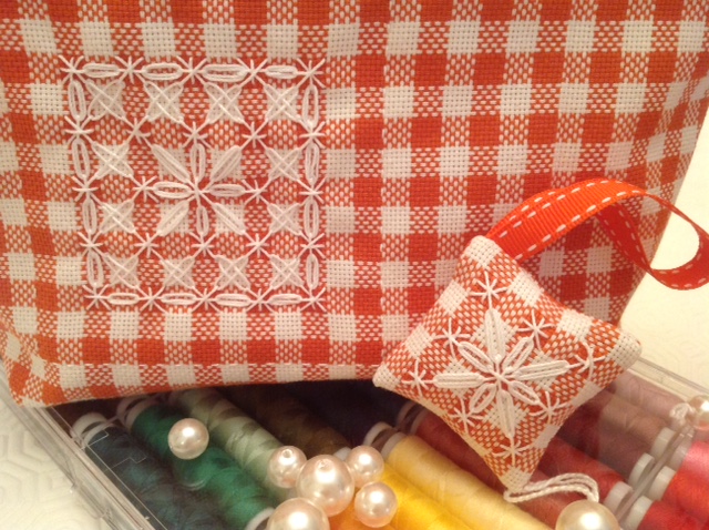 Trousse broderie suisse. Détails.