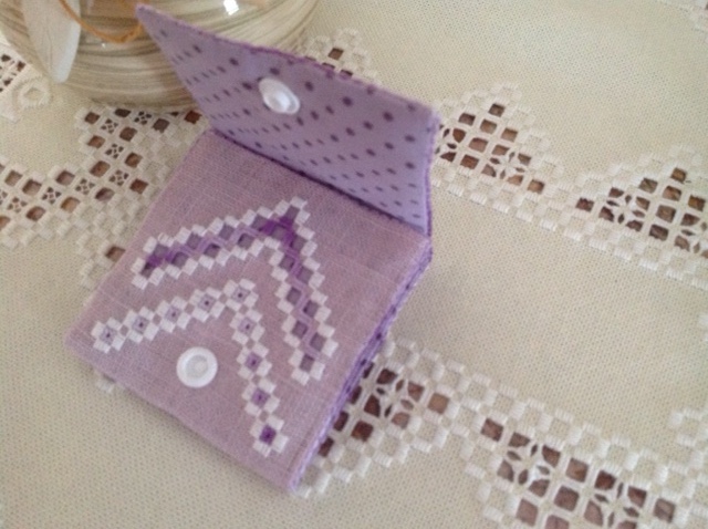 Petite bourse hardanger. Ouverte.