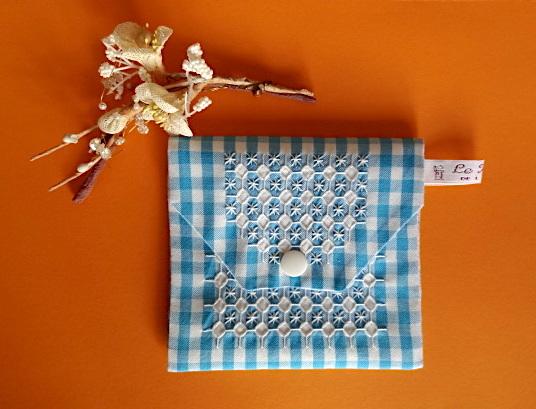 Pochette brodée main